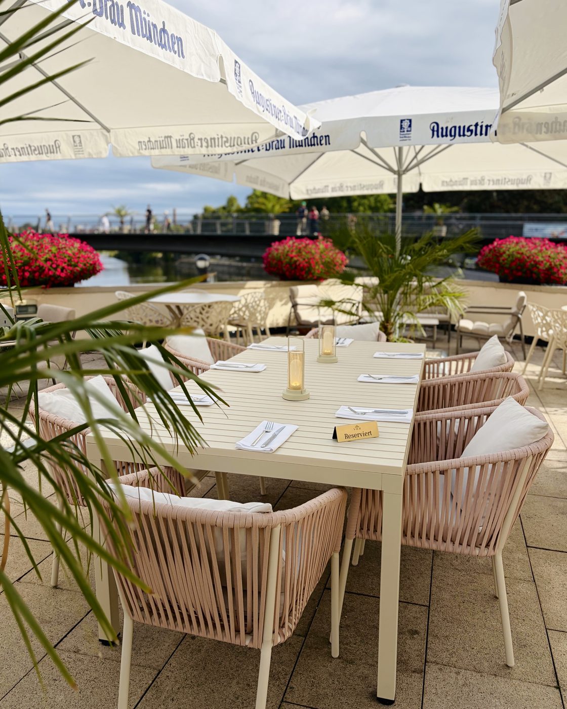 Terrasse mit Augustiner-Schirmen über der Neiße